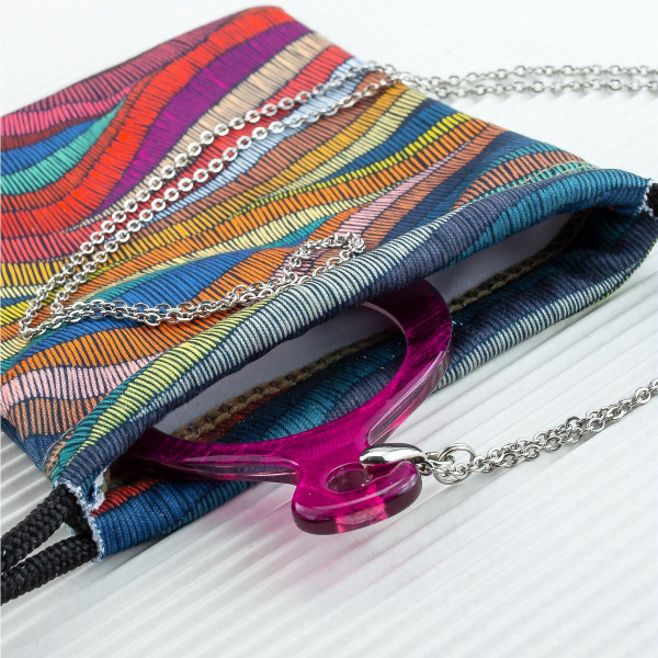 Přívěsek na krk s lupou z kolekce Airport